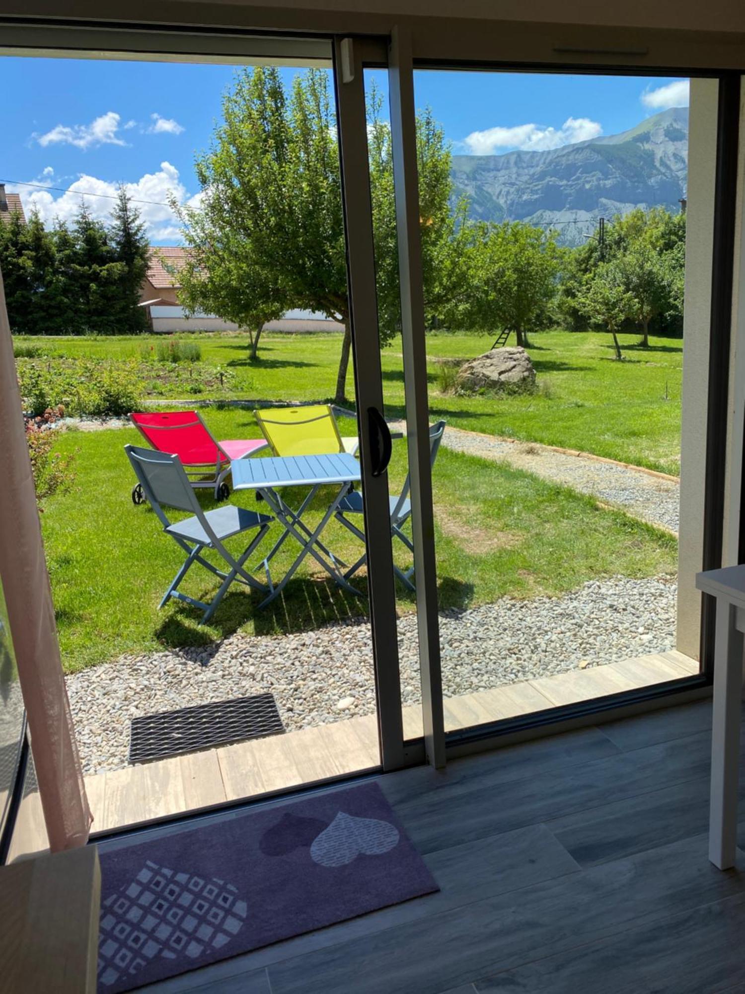 "La Combe Fleurie" Appartements & Chambres Saint-Bonnet-en-Champsaur Ruang foto